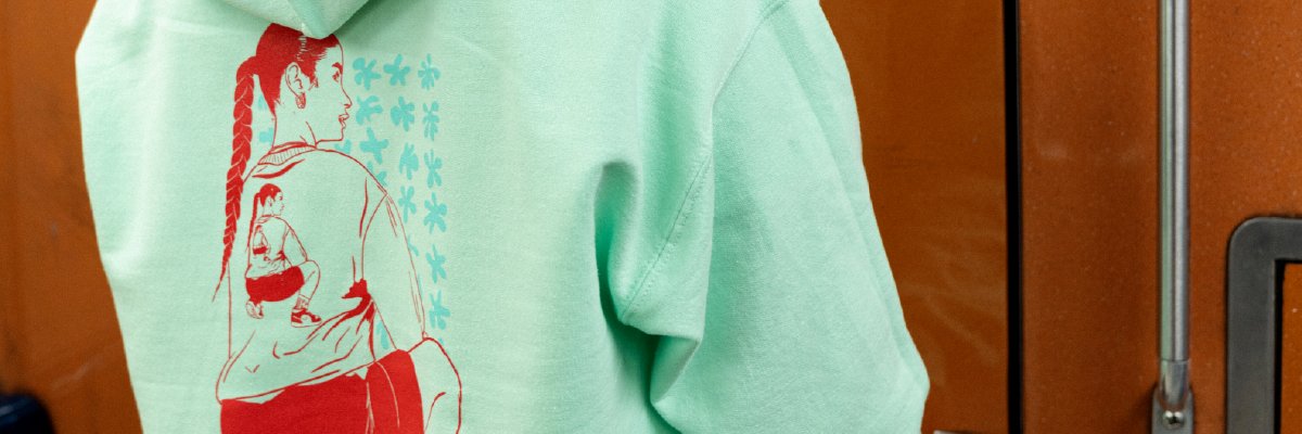 Hoodie Gurl de la collection SS23, sérigraphié  Montréal sur la Plaza St Hubert