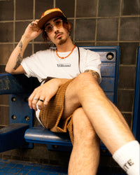 T-shirt main street de montreal avec short corduroy marron et casquette corte