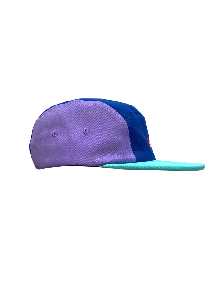 vu de coté casquette bastia multicolore faite à Montréal