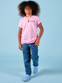 Mannequin enfant qui porte le t-shirt rose parcel delivery de la marque Beurd