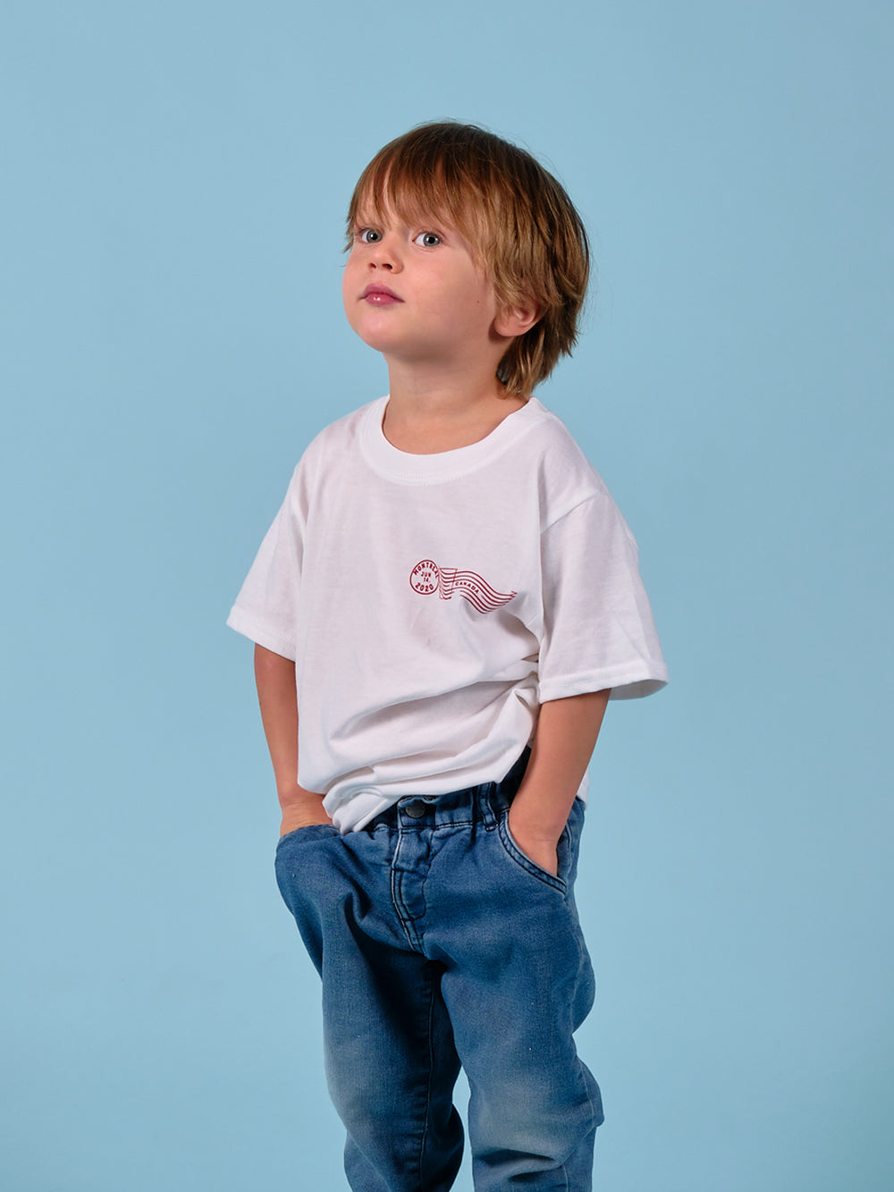 Mannequin enfant portant le t-shirt parcel delivery blanc de la marque Beurd