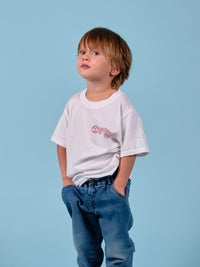 Mannequin enfant portant le t-shirt parcel delivery blanc de la marque Beurd