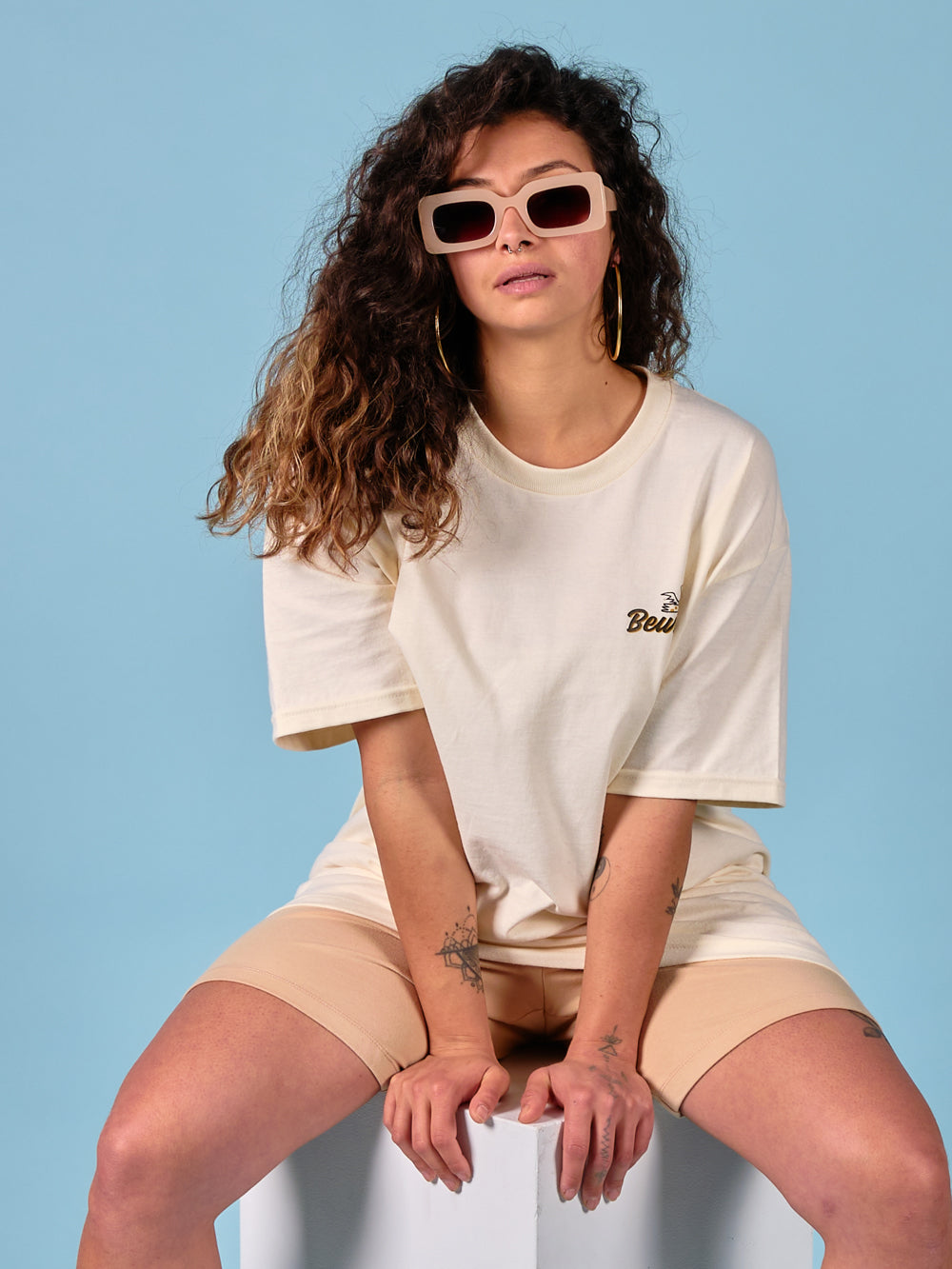 Mannequin femme portant le t-shirt beige de la marque Beurd, fait à Montréal
