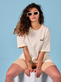 Mannequin femme portant le t-shirt beige de la marque Beurd, fait à Montréal