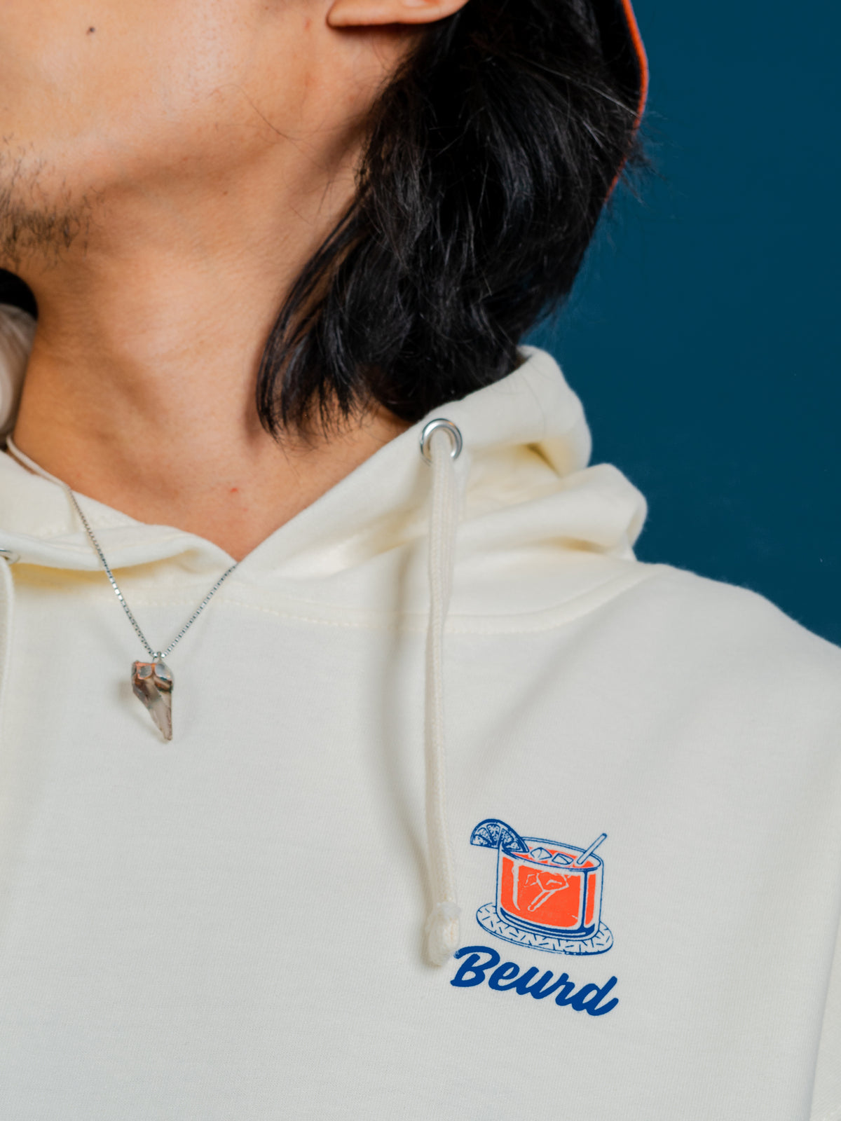 Hoodie porté sur mannequin, sérigraphie par Beurd à l'atelier boutique