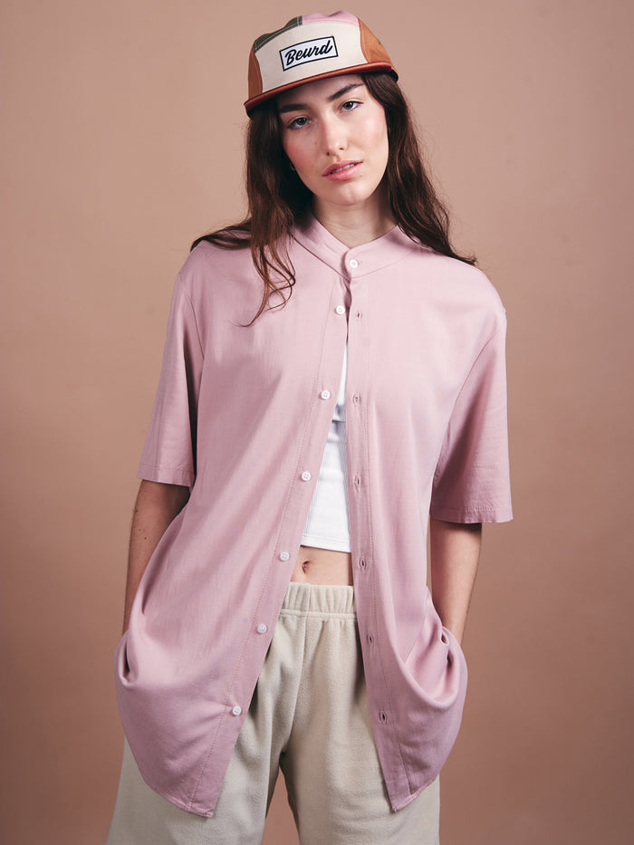 Chemise rose Super Classe de la marque Beurd portée sur un mannequin