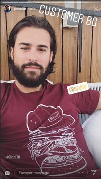 Client heureux avec sont t-shirt Mtl Burger