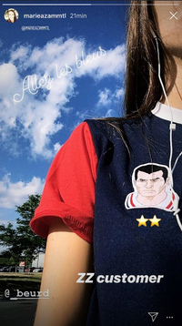 Cliente avec son t-shirt ZZ