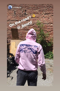 Hoodie  « On the road » rose porté par un client, dessiné et sérigraphié par Beurd