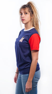 T-shirt bleu avec manches rouge et patch ZZ