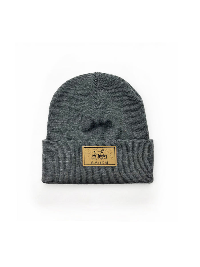 Bonnet gris avec patch de broderie vélo en cuirette
