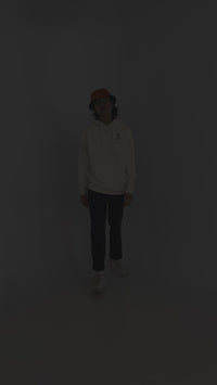Hoodie porté sur mannequin, sérigraphie par Beurd à l'atelier boutique