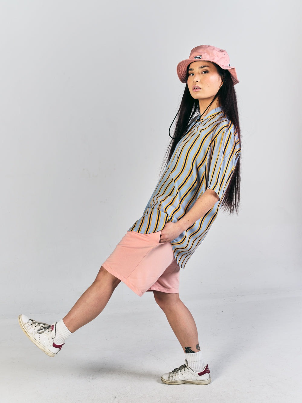 vêtement et bob pastel, streetwear et fabriqué à Montreal