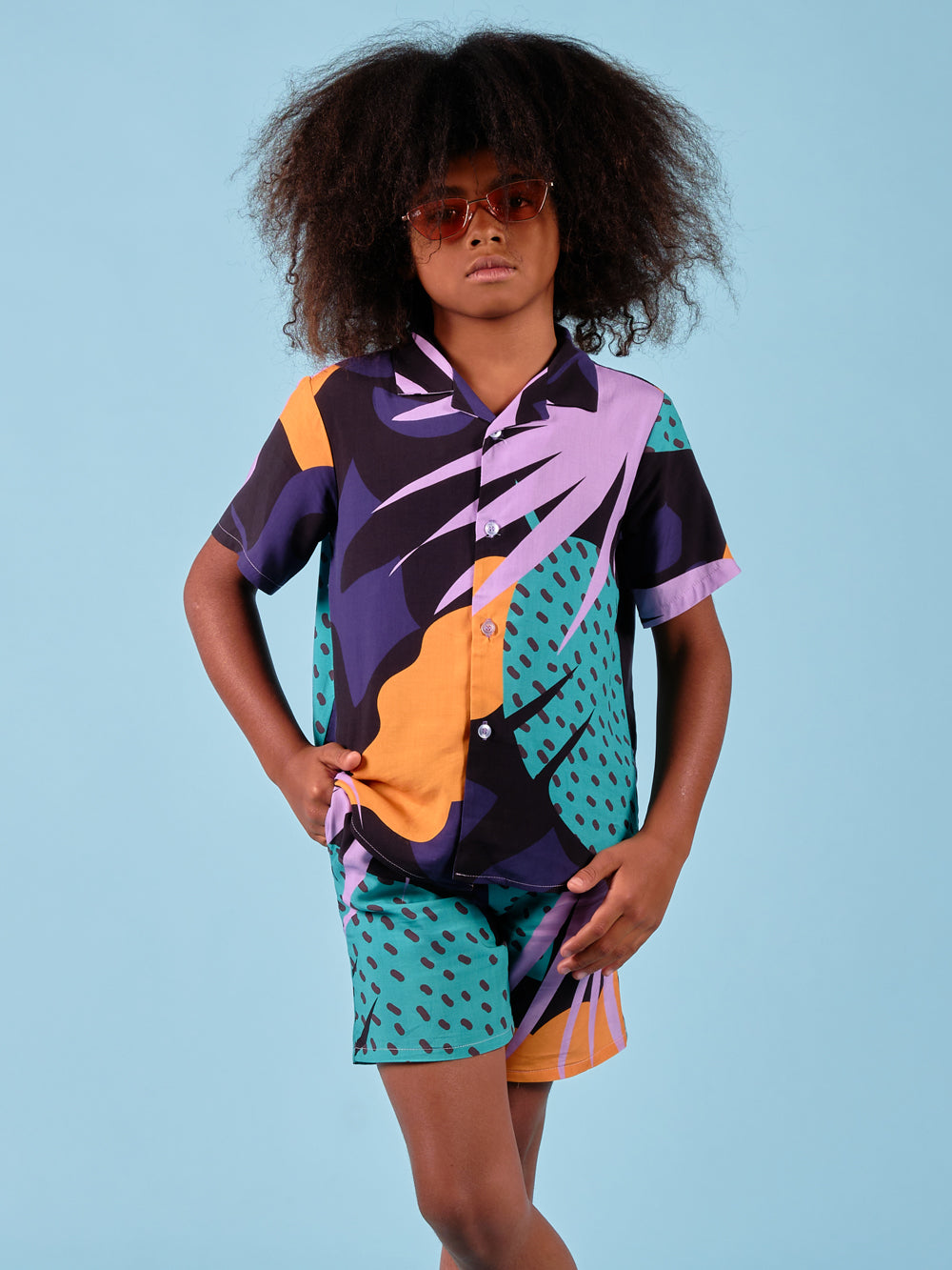 Mannequin enfant portant l'ensemble chemise et short dark monstera