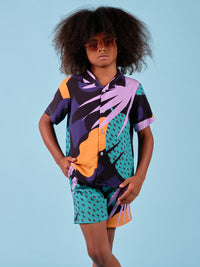 Mannequin enfant portant l'ensemble chemise et short dark monstera