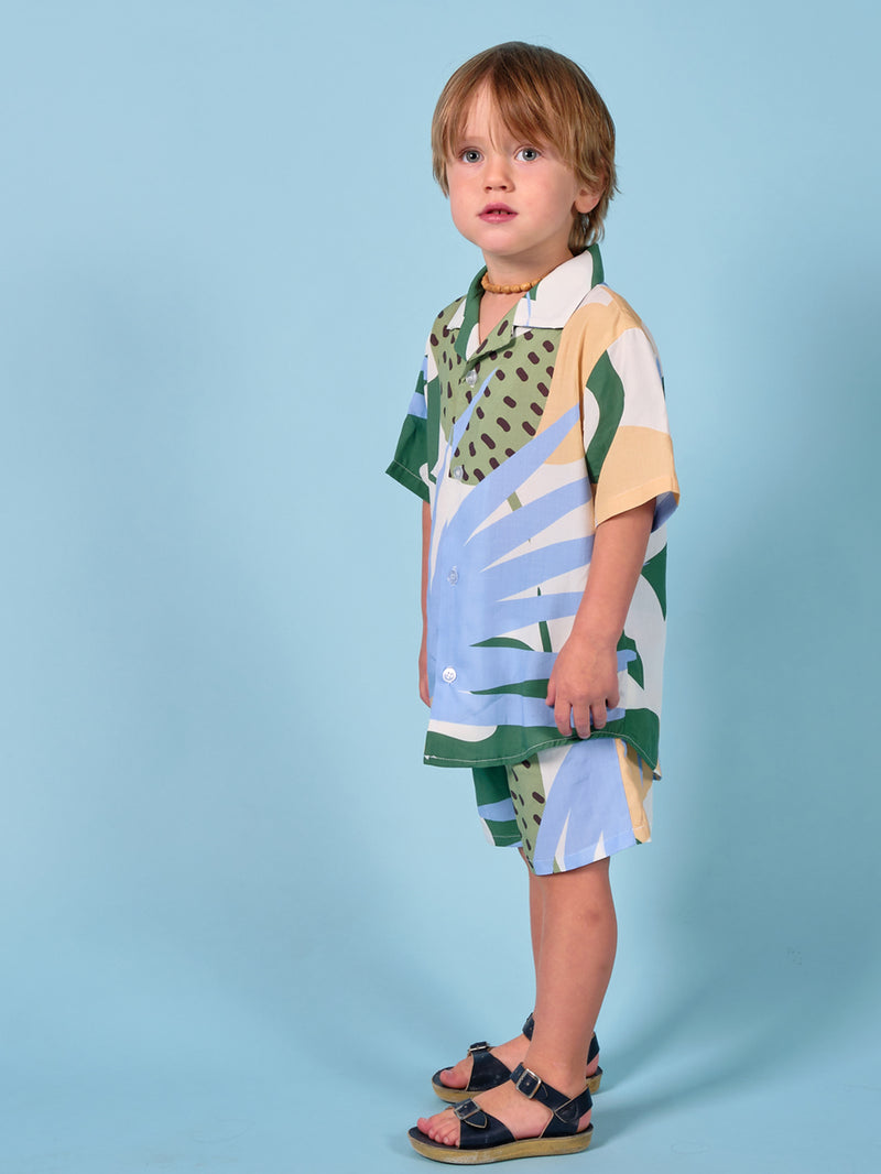 Ensemble short et chemise monstera porté par mannequin enfant