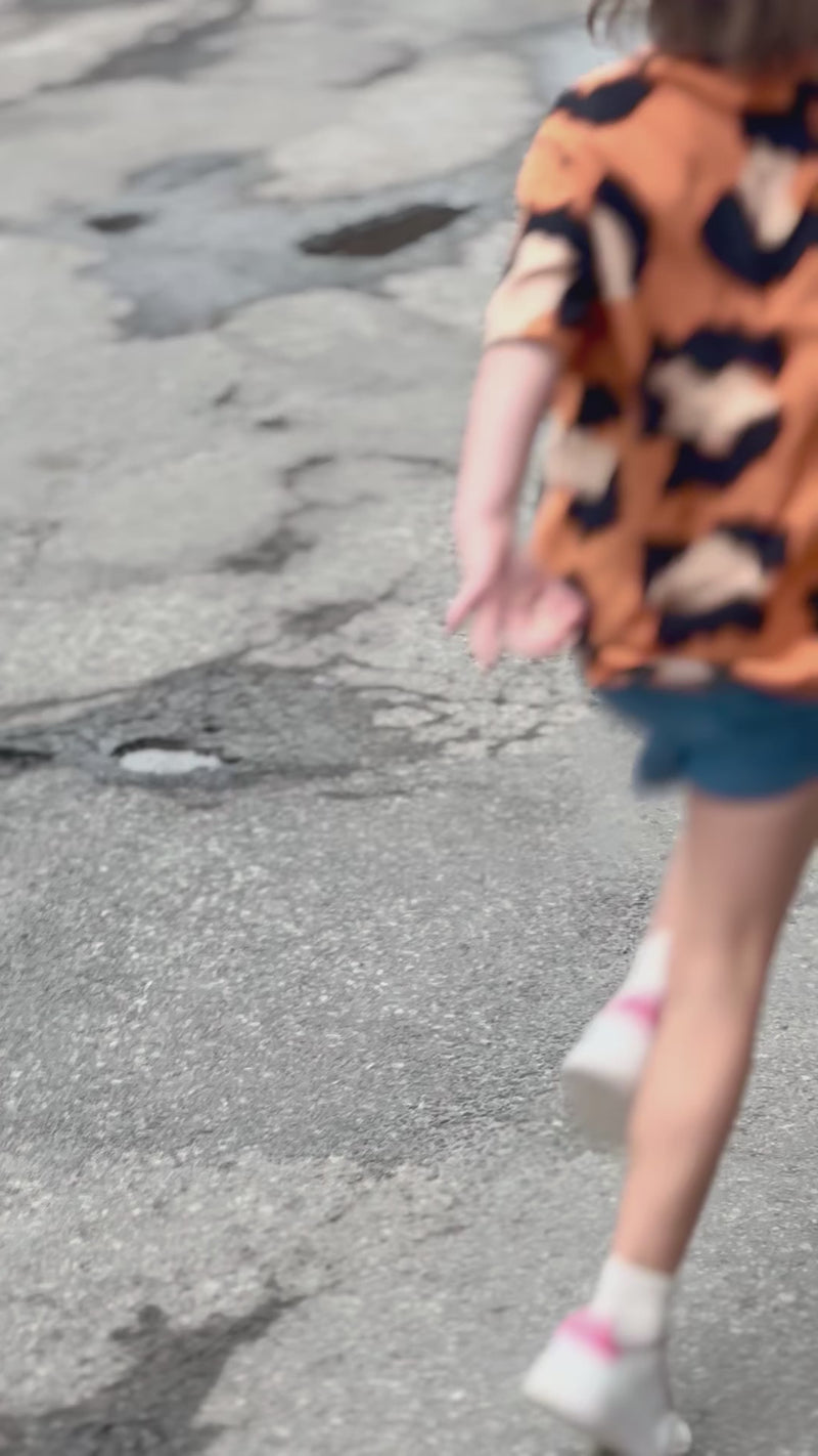 Enfant qui porte la chemise leo marron 