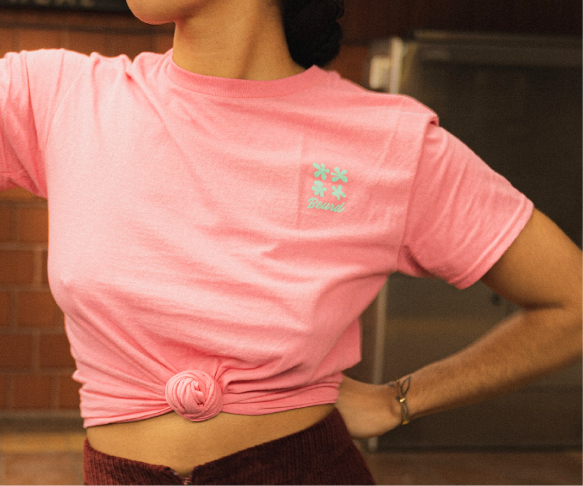 T-shirt rose de la marque beurd sérigraphié à montréal