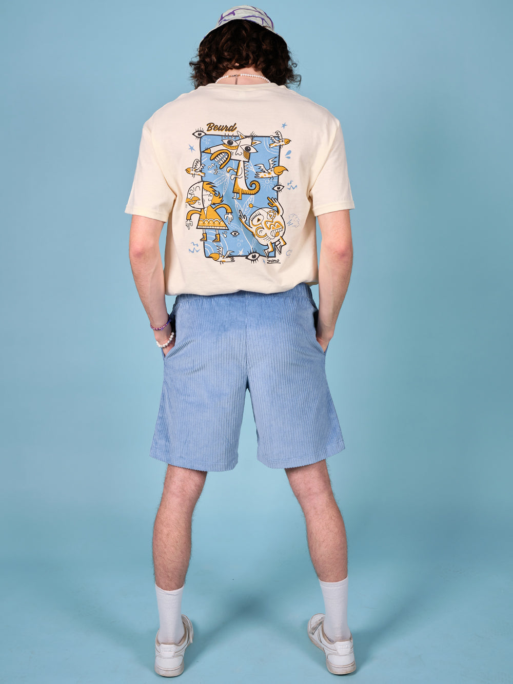 Mannequin homme avec T-shirt Zumoiseau et short bleu corduroy de la marque Beurd
