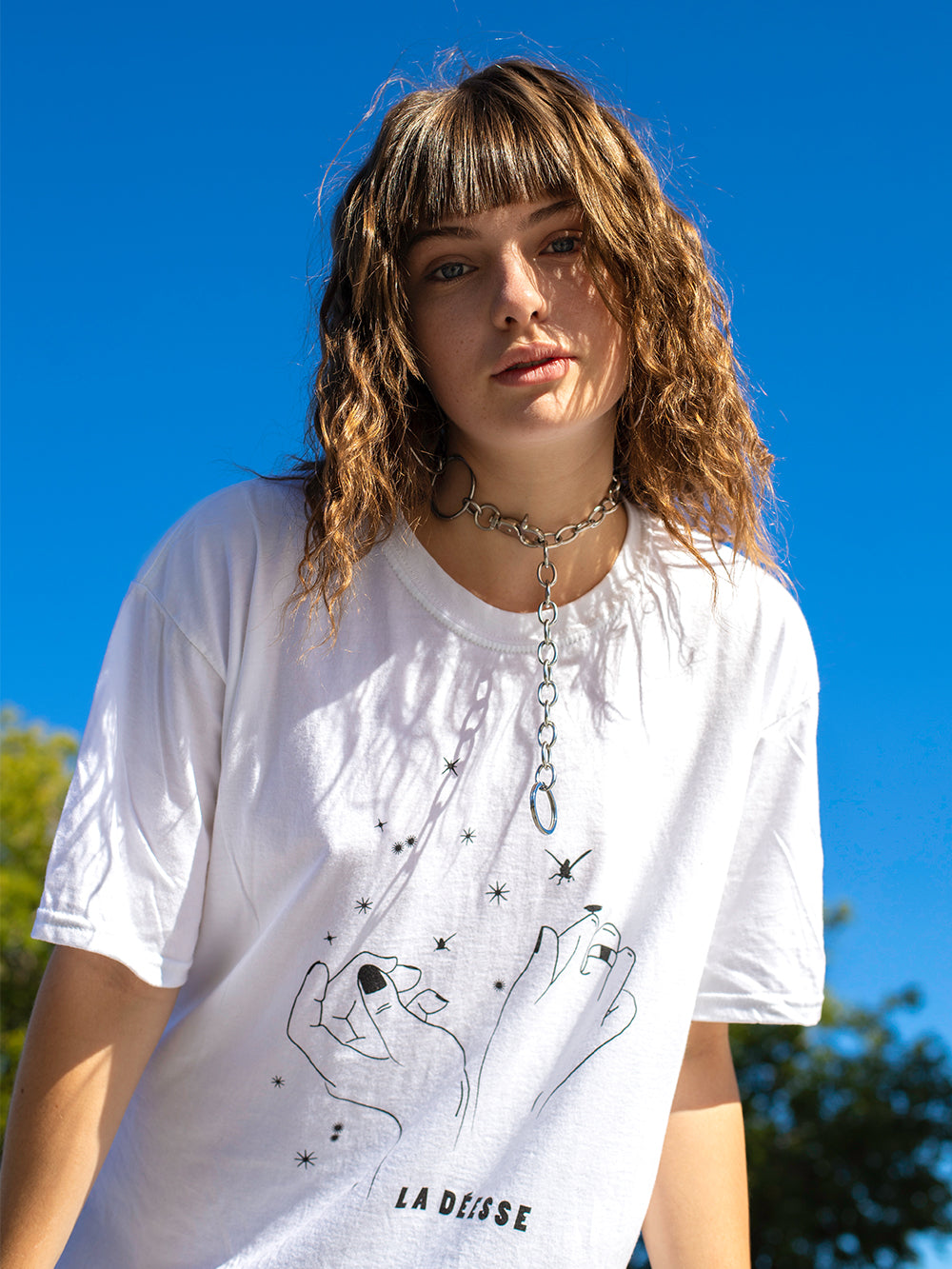 T-shirt de la marque Beurd en collaboration avec La Déesse des mouches à feu porté par modele