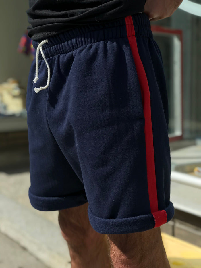 Short bleu marine avec bande rouge en coton ouaté
