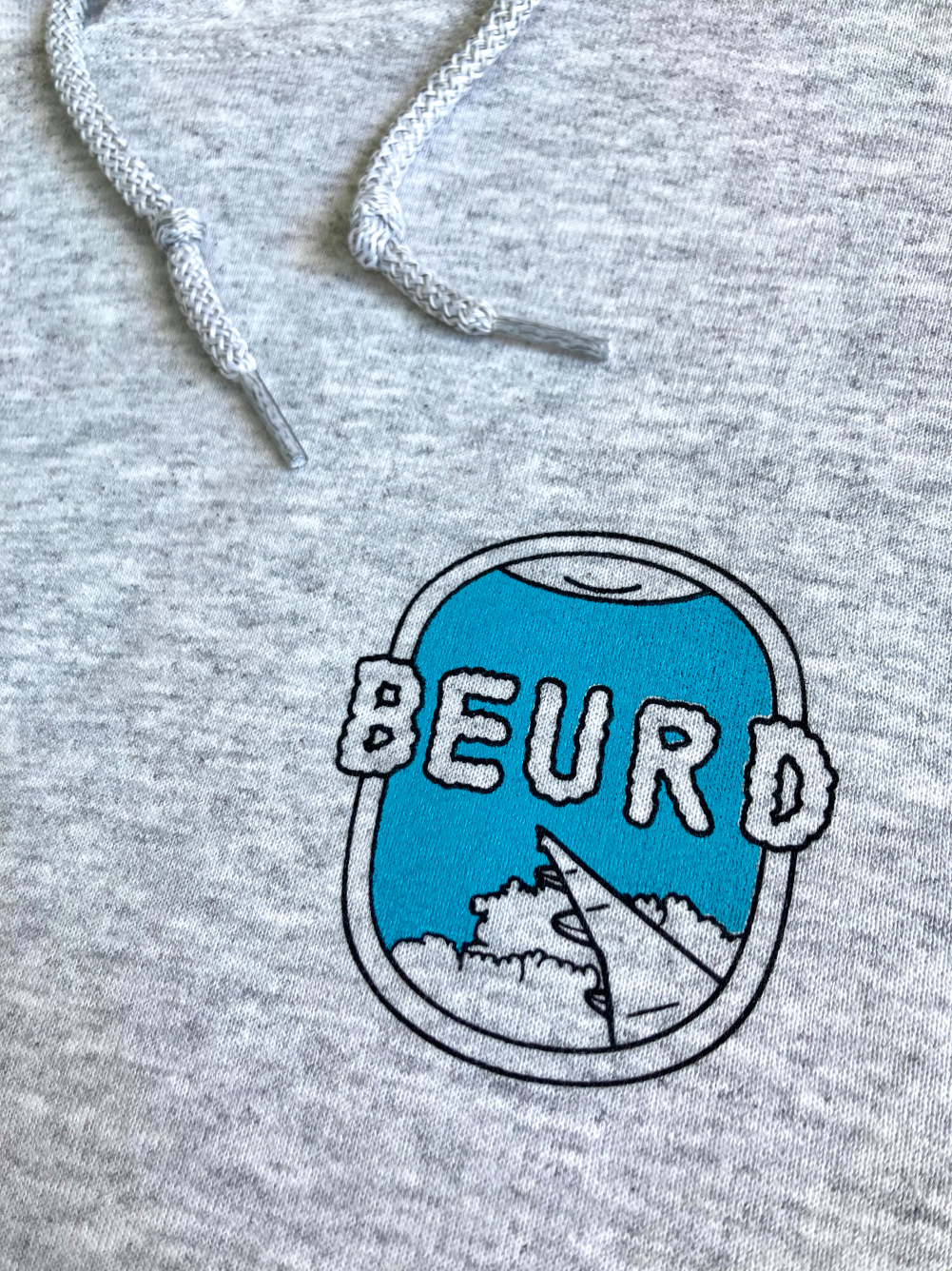 Logo avant du hoodie sky gris par Beurd Montréal 